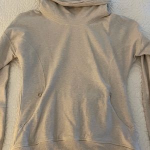 M lululemon TurtleNeck Pullover Good condition